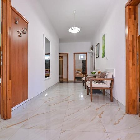 Apartments Smoky Новаля Екстериор снимка