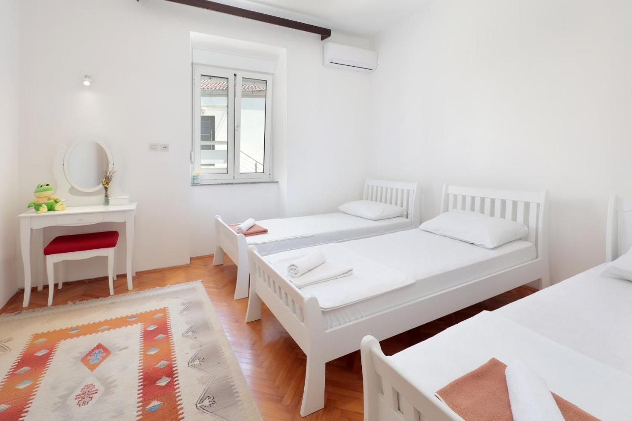 Apartments Smoky Новаля Екстериор снимка