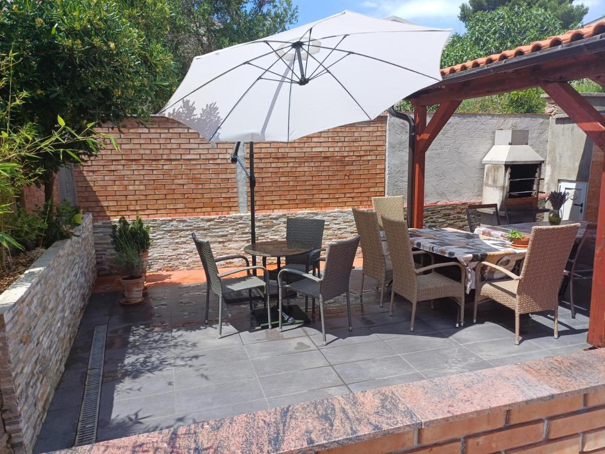 Apartments Smoky Новаля Екстериор снимка