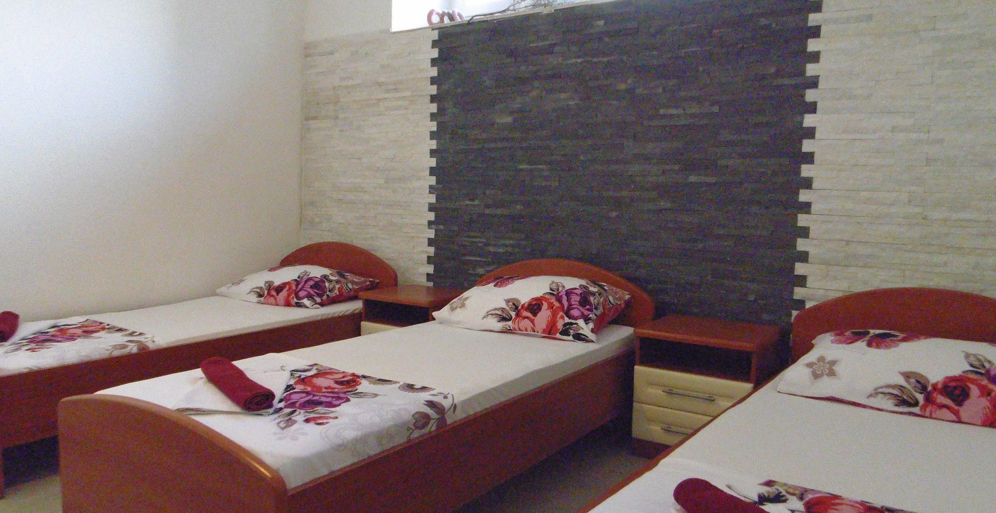 Apartments Smoky Новаля Екстериор снимка